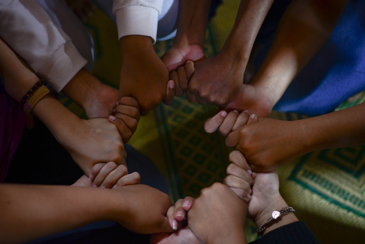 Manos diversas unidas en círculo, símbolo de comunidad